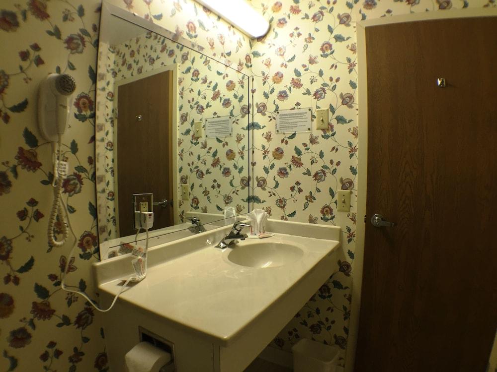 Super 8 by Wyndham Canandaigua photo 35