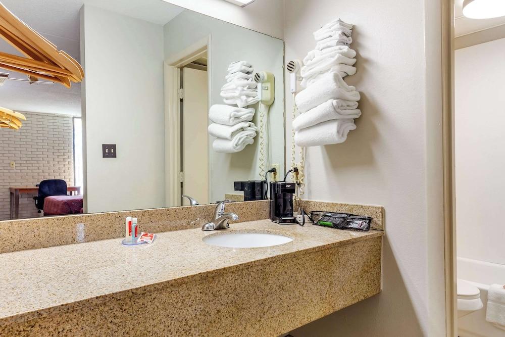 Econo Lodge Creedmoor - Butner photo 8