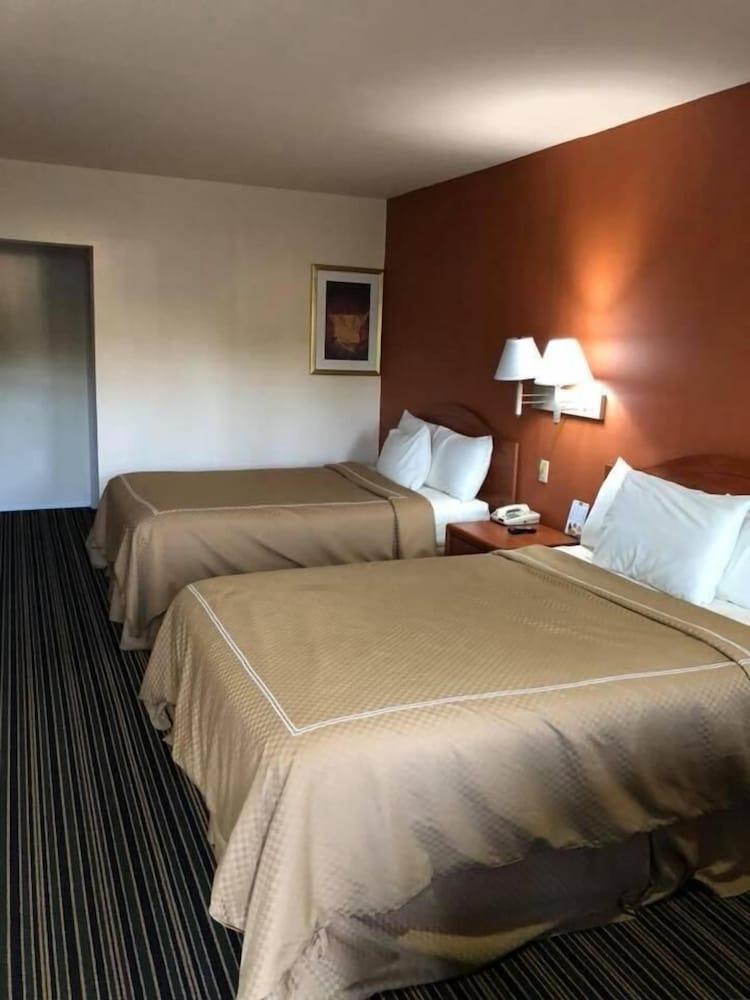Scottish Inn & Suites photo 24