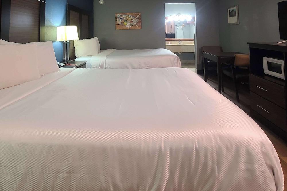 Econo Lodge Forest City photo 19