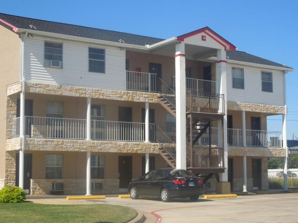 Relax Inn Mineral Wells photo 11