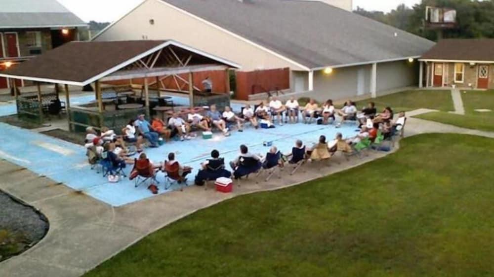 Red Carpet Inn Terre Haute photo 5