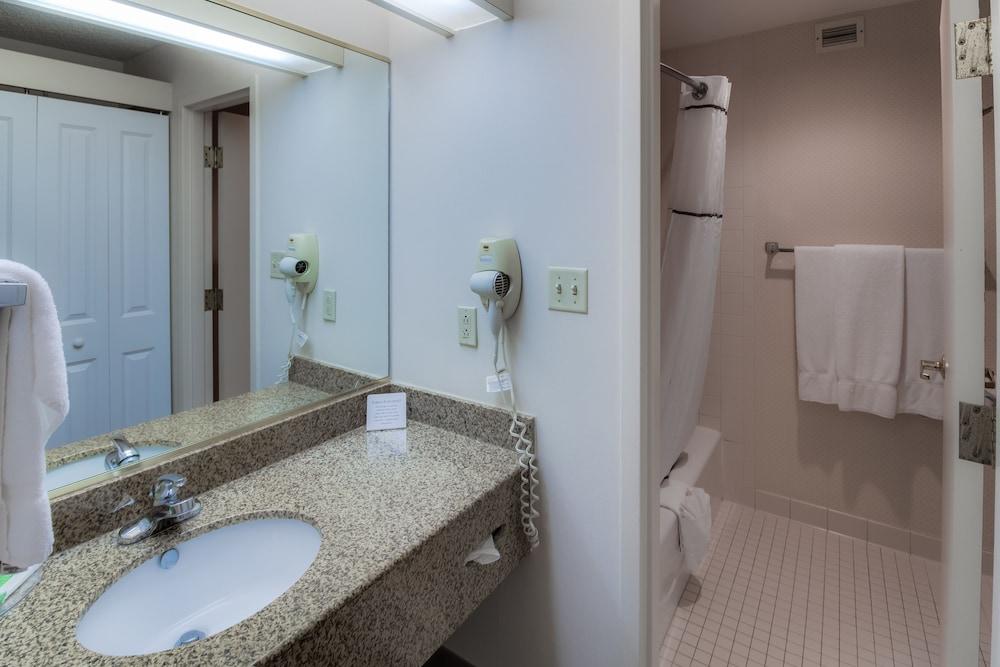 Ashmore Inn and Suites photo 33