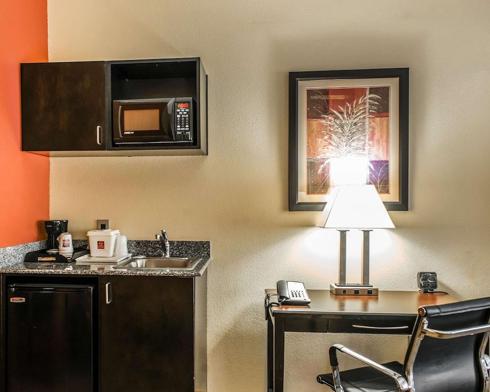 Comfort Suites photo 16