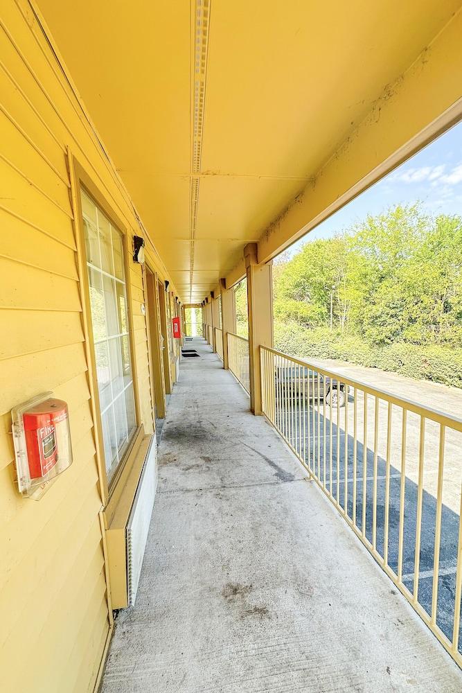Bonita Lakes Inn by Capital O Meridian I20 photo 7