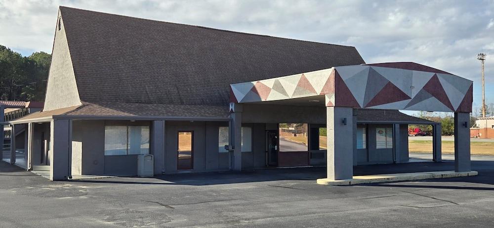 HomeTowne Studios LaGrange photo 22