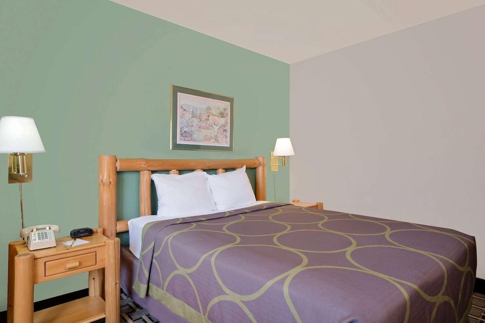 Super 8 by Wyndham Cloquet photo 9