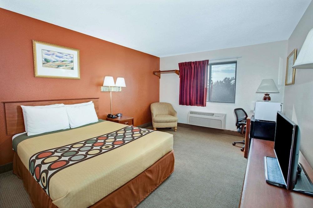 Super 8 by Wyndham Crystal Lake photo 5
