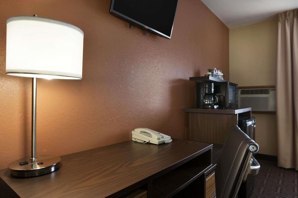 Super 8 by Wyndham Mt. Vernon IL photo 14