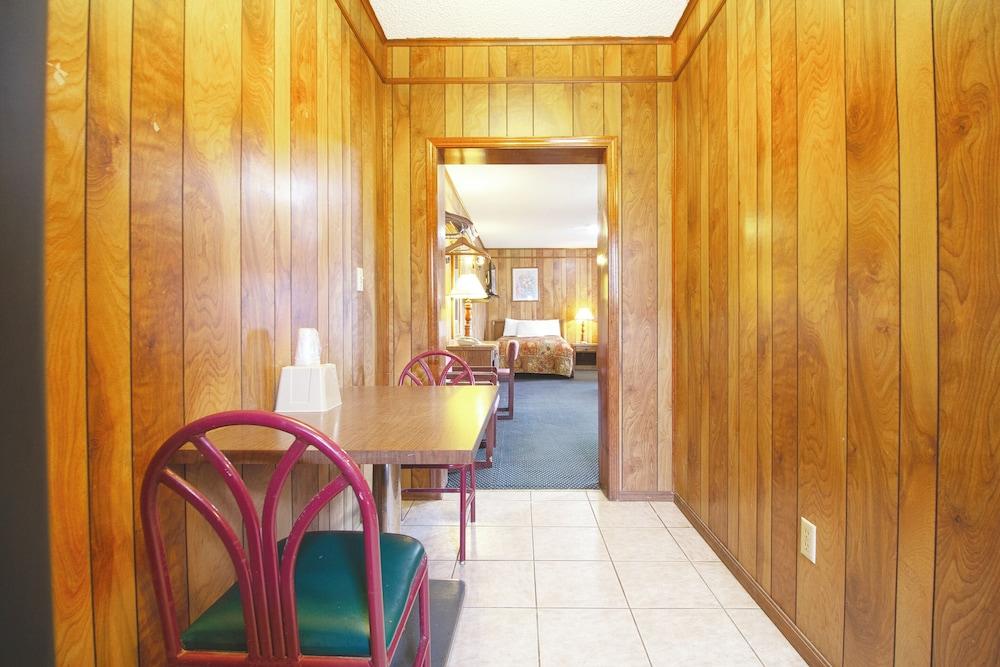 OYO Hotel Waurika OK US-70 near Wichita Falls photo 48