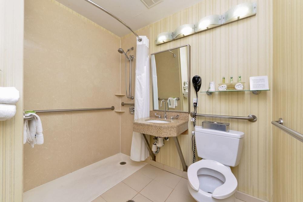 Holiday Inn Express Laguardia Airport, an IHG Hotel photo 22