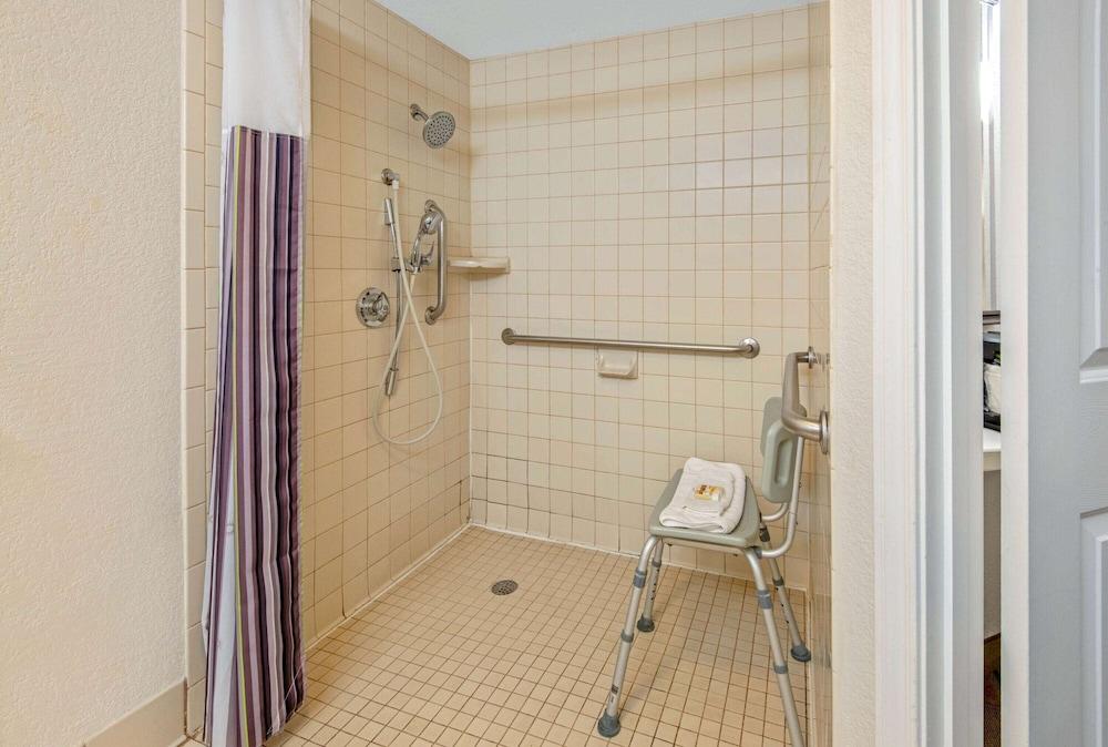 La Quinta Inn & Suites by Wyndham Sherman photo 17