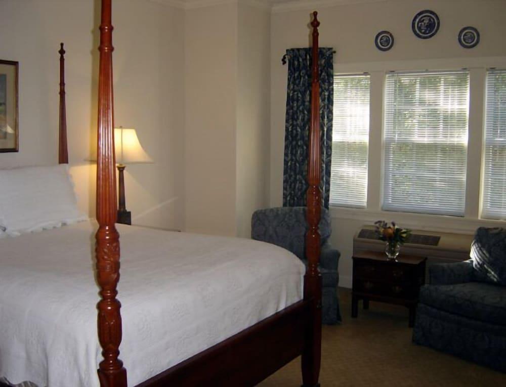 Carriage House Inn photo 15