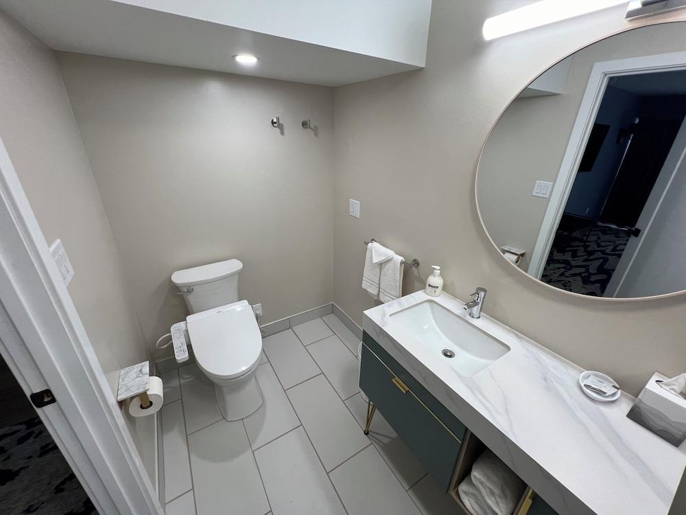 Lighthouse Inn & Suites photo 28