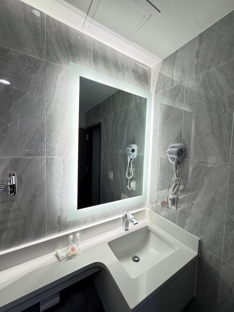 Capital Hotel photo 7