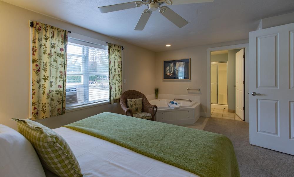 Edgewater Resort photo 25