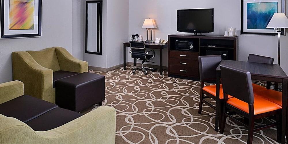 Elimwood Hotel, a Ramada by Wyndham photo 10