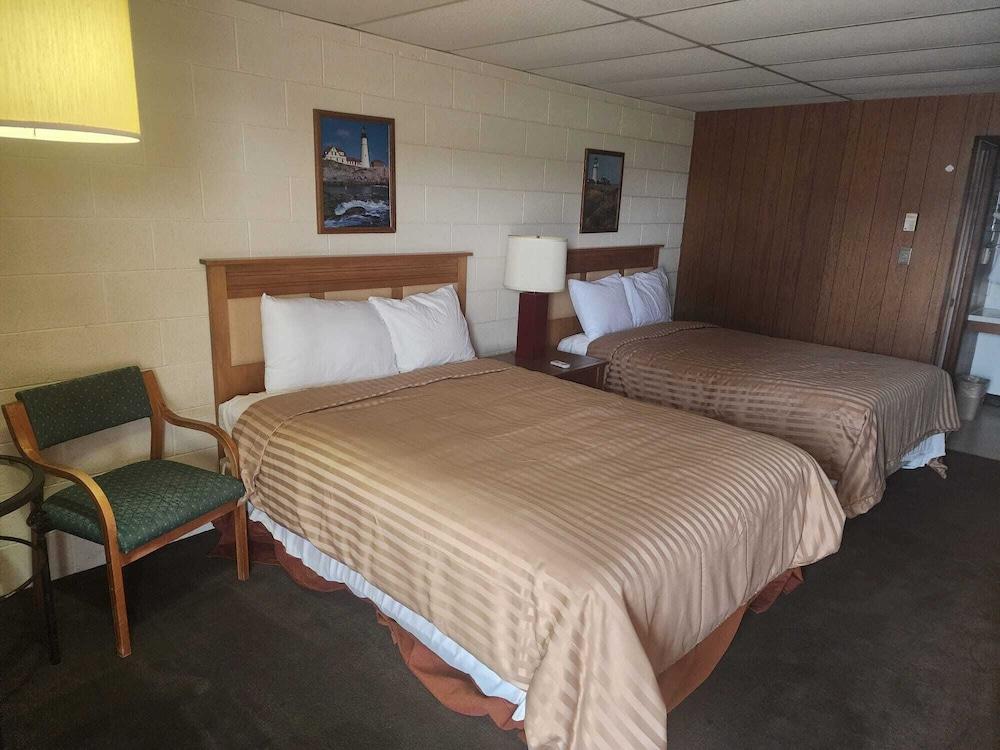 First Inn By OYO Quinter Hwy 70 photo 7