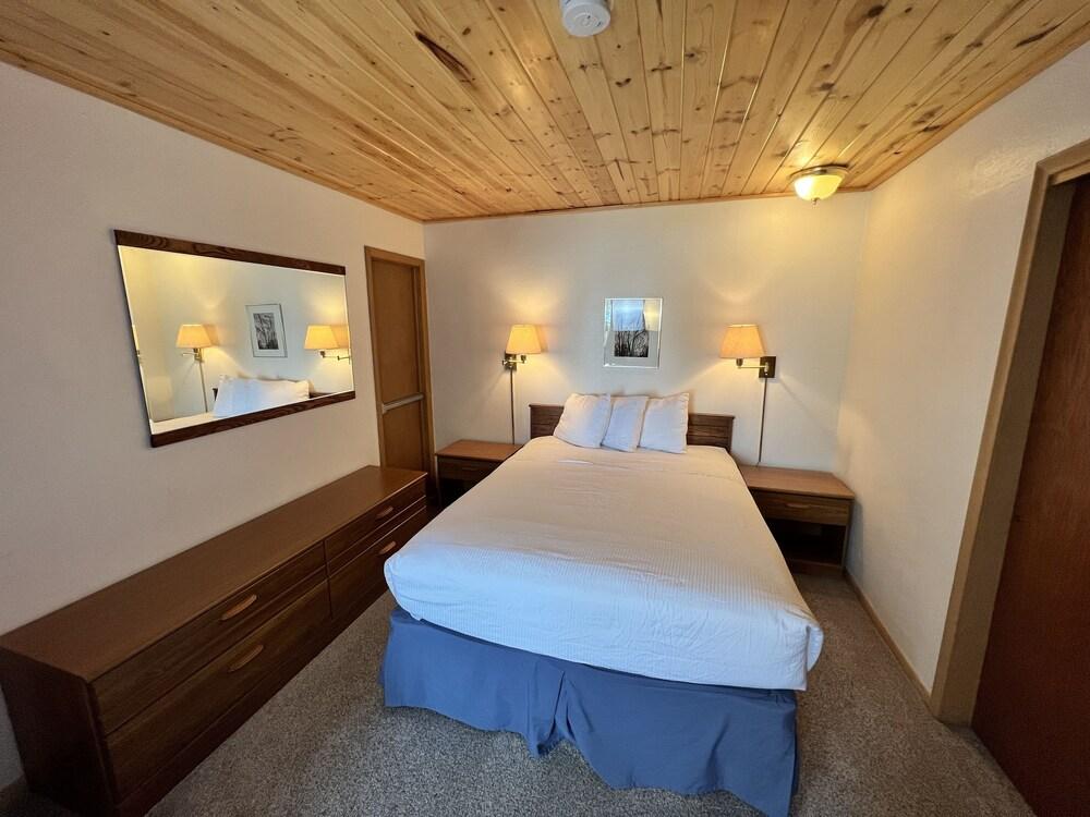 Thomsonite Beach Inn photo 40