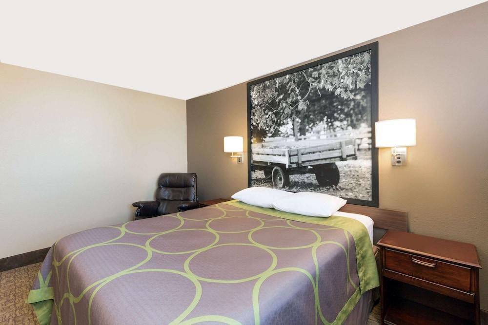 Super 8 by Wyndham Carroll photo 4