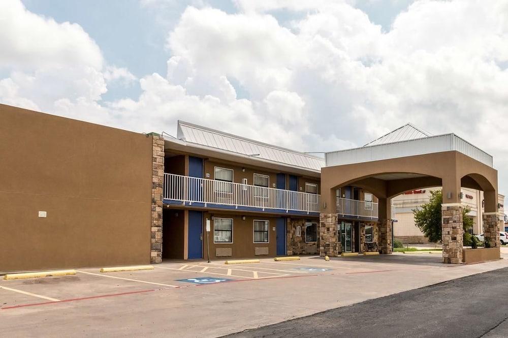 Econo Lodge Mineral Wells photo 17