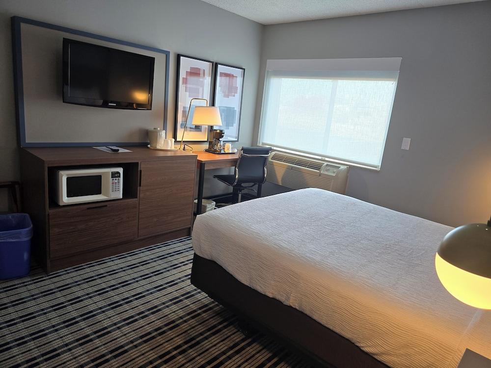 AmericInn by Wyndham Beloit photo 9