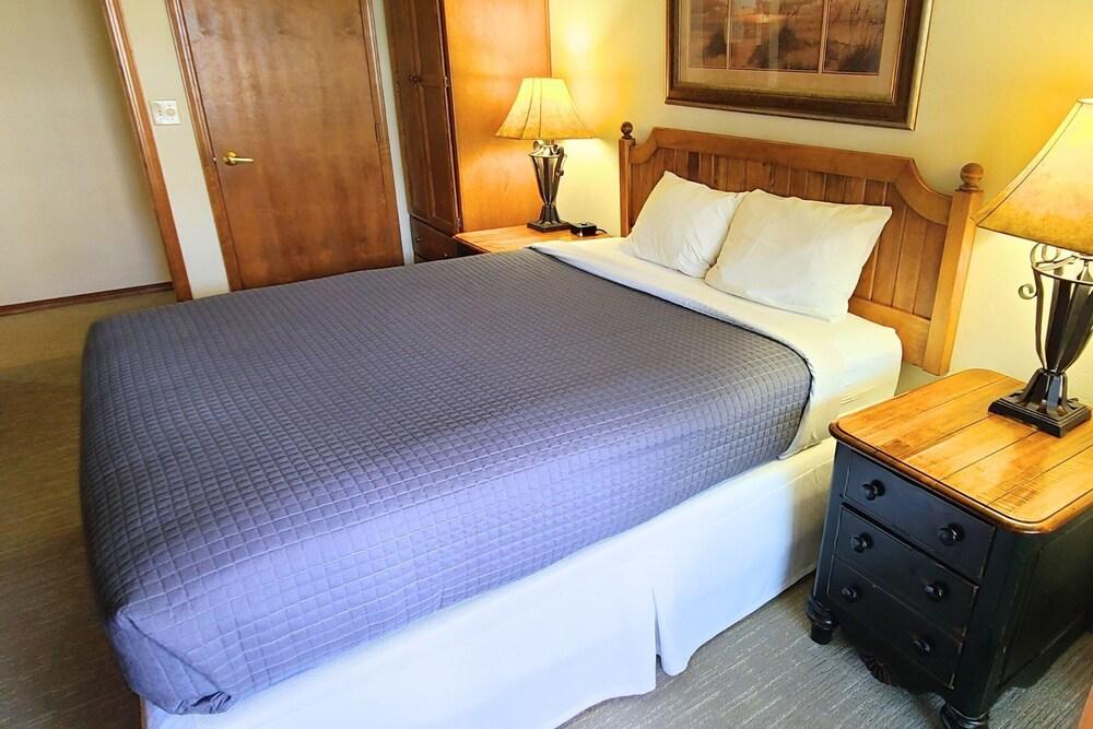 Bridgeport Waterfront Resort photo 16