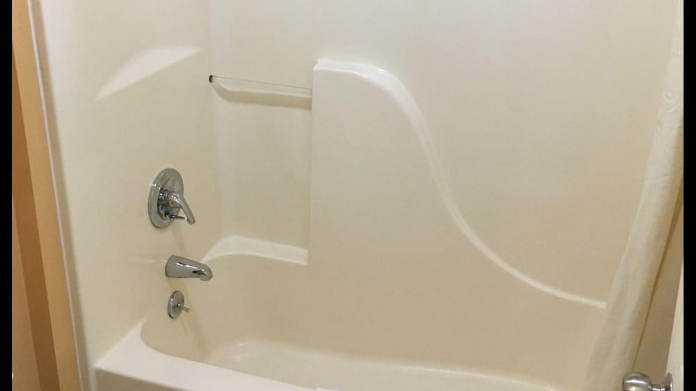 Redwood Inn and Suites photo 11