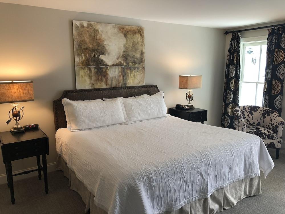 Carriage House Inn photo 4