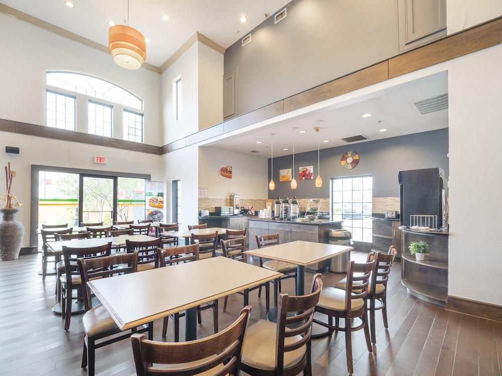 Baymont by Wyndham Houston North photo 85