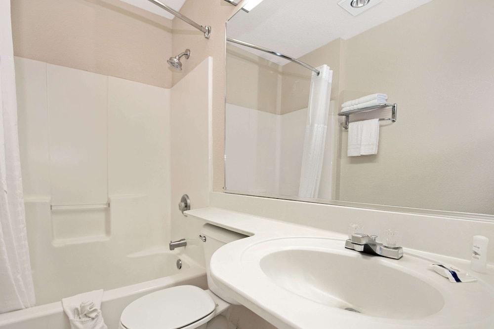 Microtel Inn & Suites by Wyndham Albuquerque West photo 20