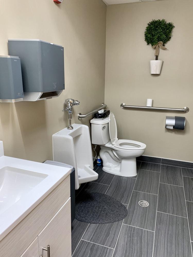 Quality Inn & Suites Hendersonville - Flat Rock photo 76