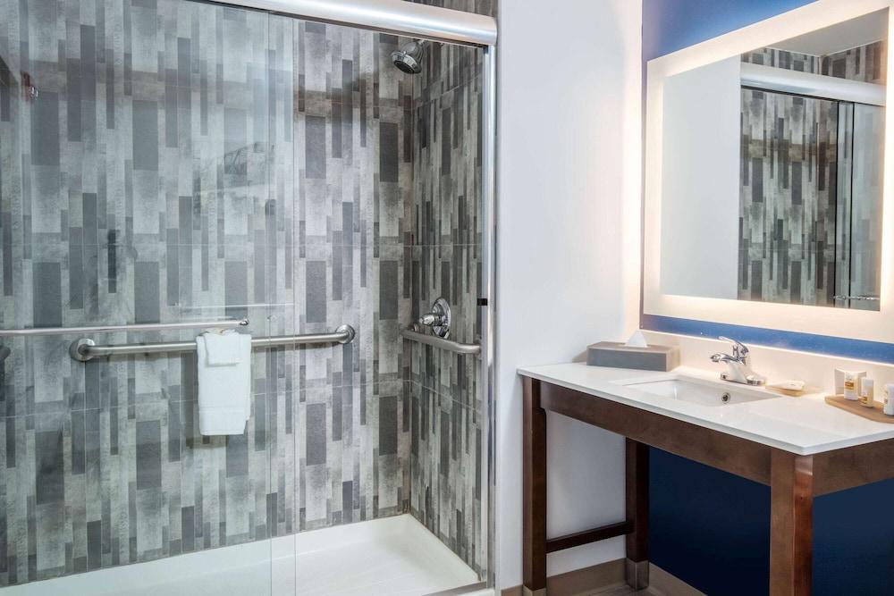 La Quinta Inn and Suites by Wyndham Long Island City photo 24