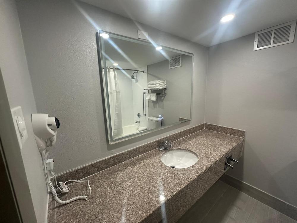 Baymont By Wyndham Williamsburg I-64 photo 14