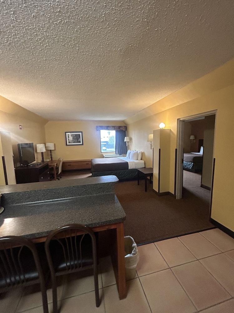 Shary Inn and Suites photo 11