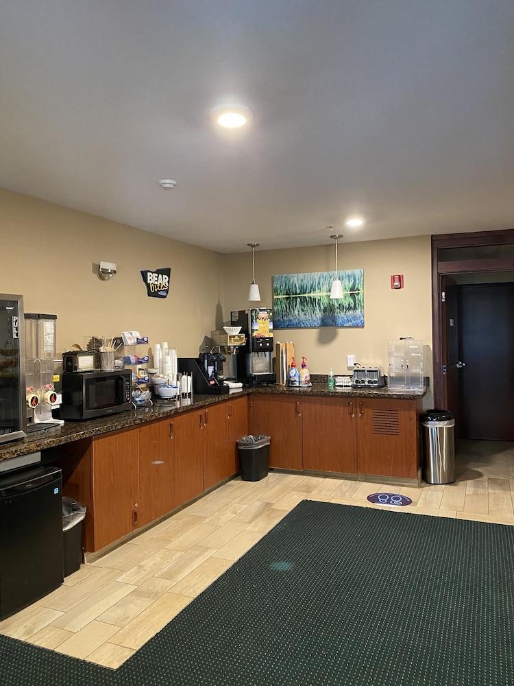 Travelodge Suites by Wyndham Newberg photo 50