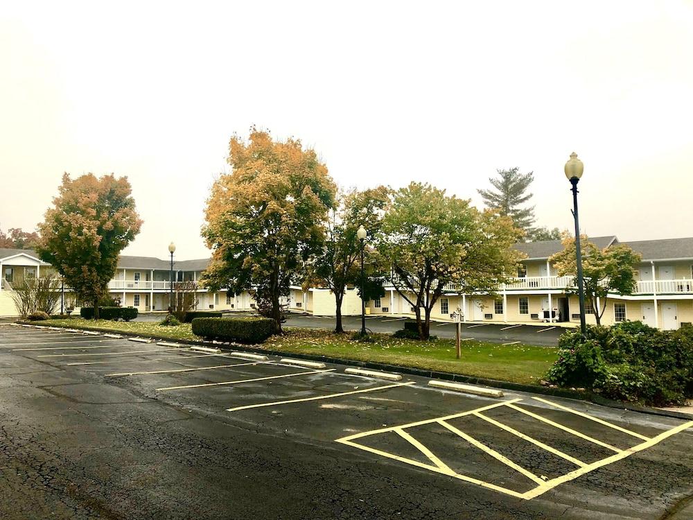 Honeysuckle Inn & Conference Center photo 39
