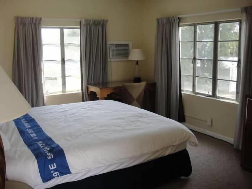 Holiday House Motel photo 24