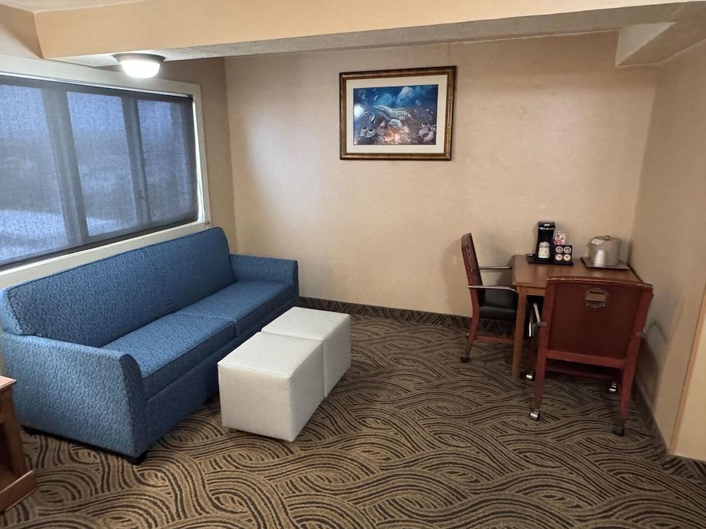 Promenade Inn & Suites Oceanfront photo 17
