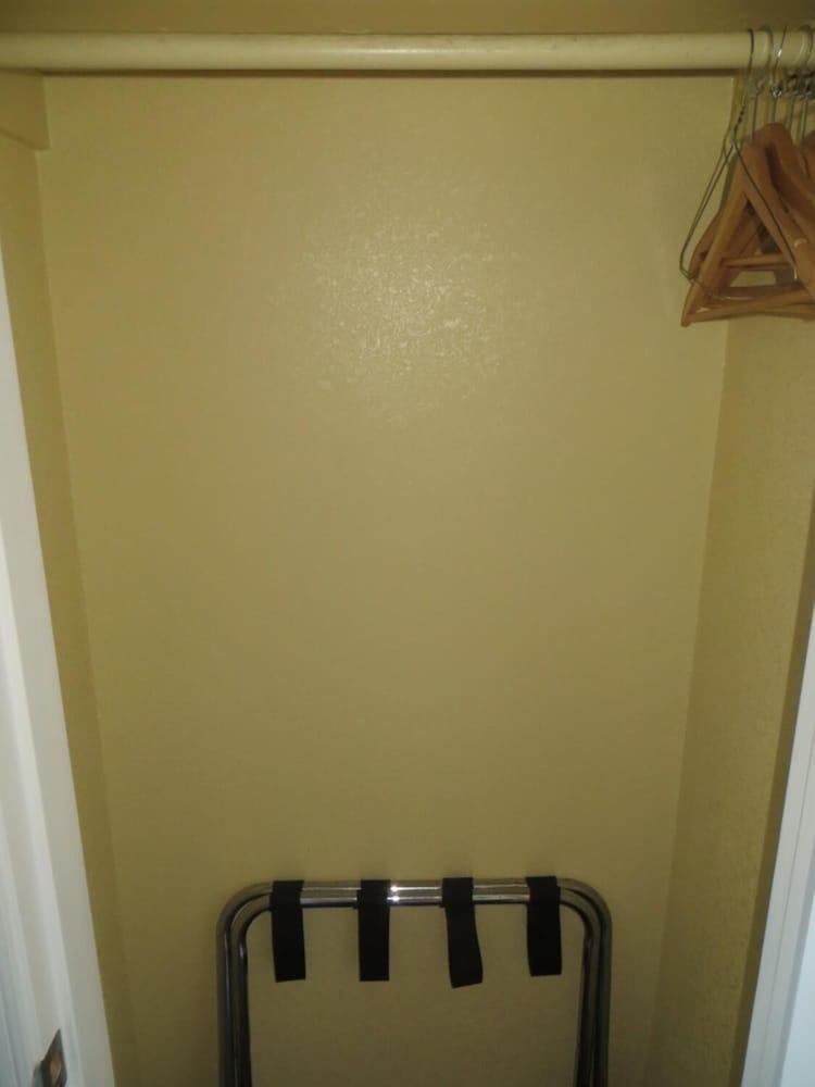 Hallmarc Inn photo 11