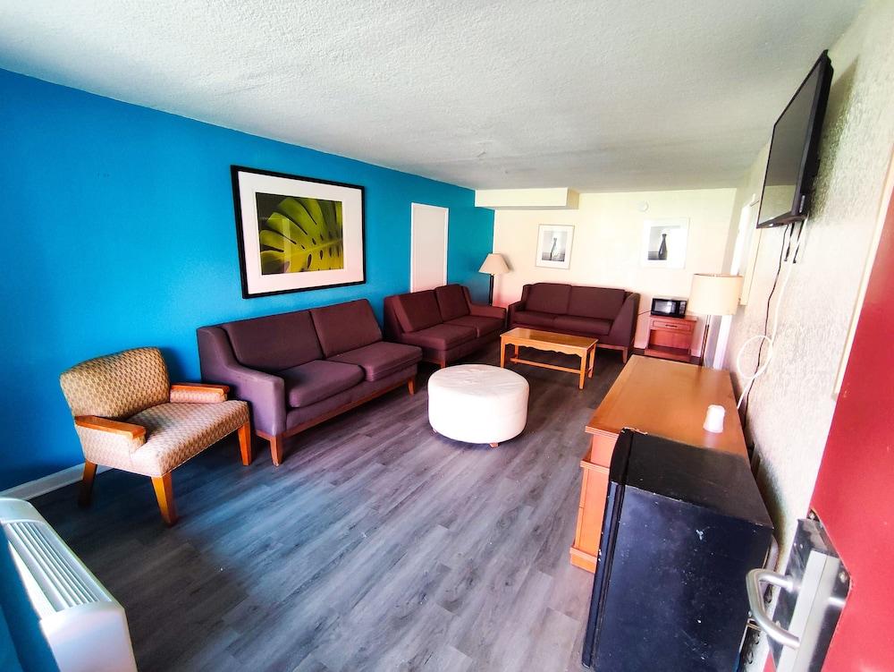 Clover Inn & Suites photo 16
