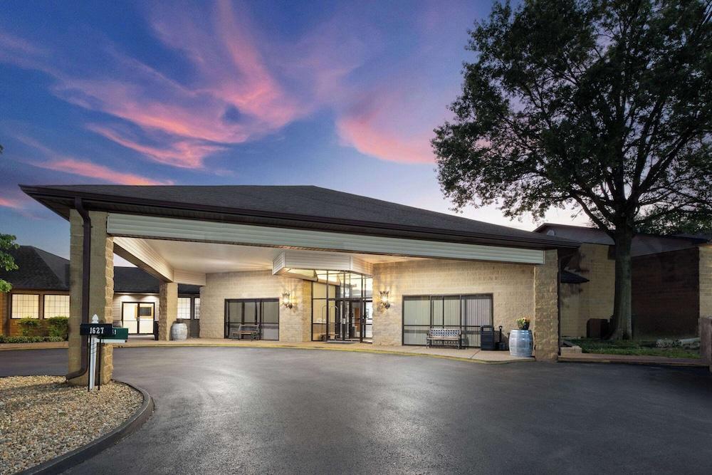 Baymont Inn and Suites by Wyndham Farmington, MO — hotel in Farmington