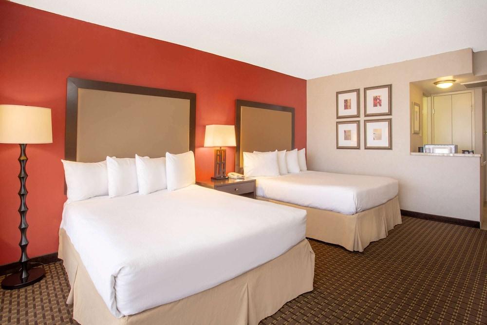 Holiday Inn Express & Suites Phoenix Midtown by IHG photo 47