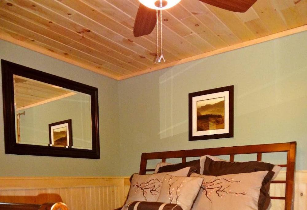 Hinckley's Dreamwood Cottages photo 47