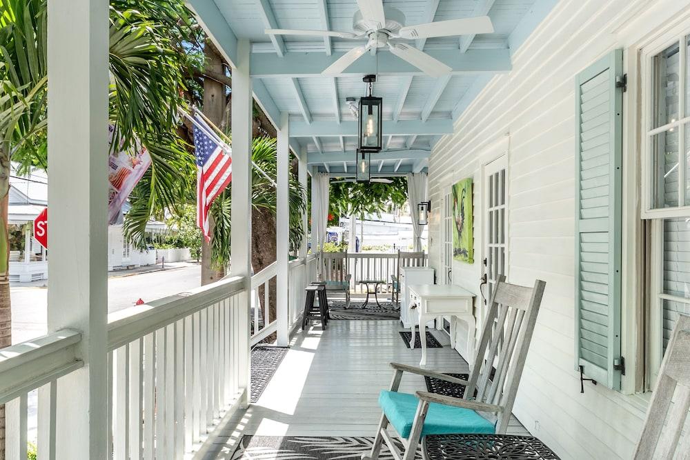 The Porch on Frances Inn photo 53