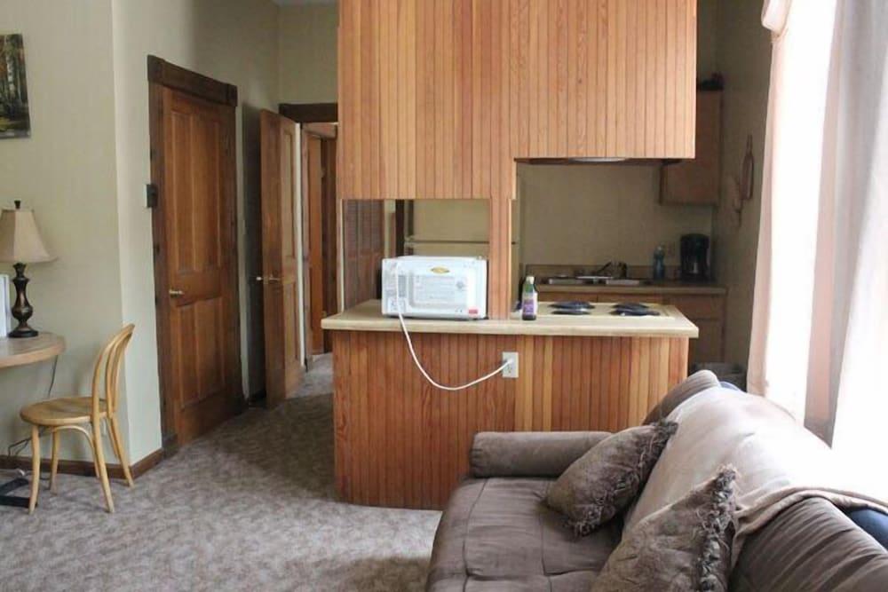 Smedley's Suites photo 13