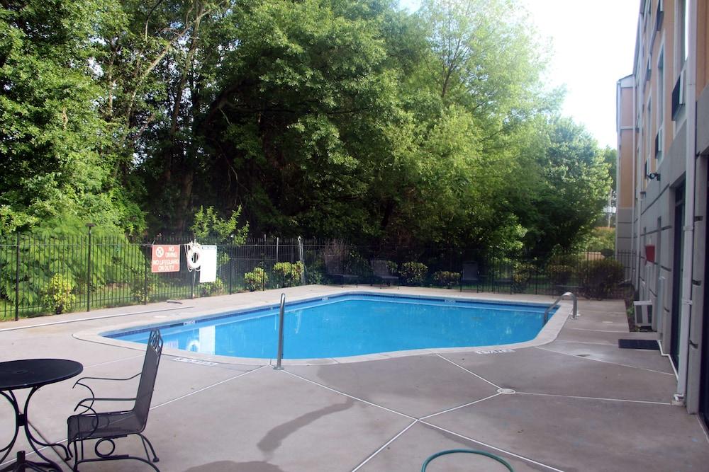Jameson Inn and Suites Riverdale photo 22