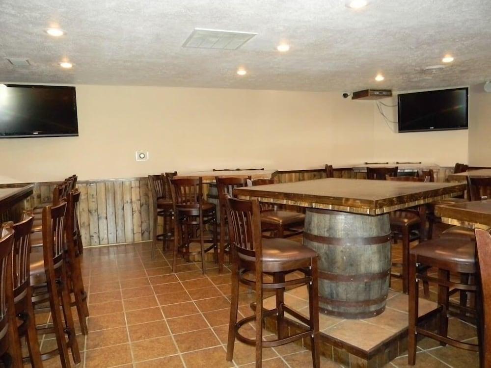 Boarders Inn & Suites by Cobblestone Hotels - Munising photo 32