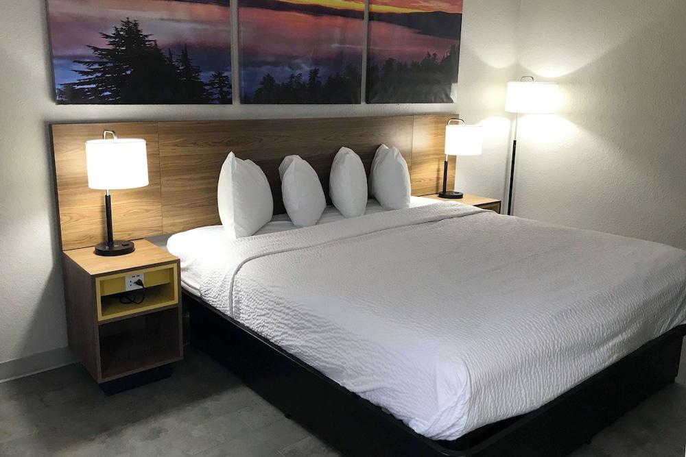 Days Inn by Wyndham Rawlins photo 24