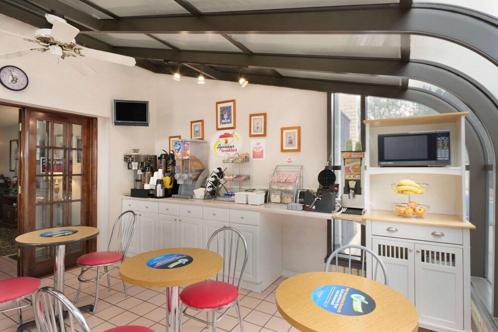Super 8 by Wyndham Lancaster photo 3